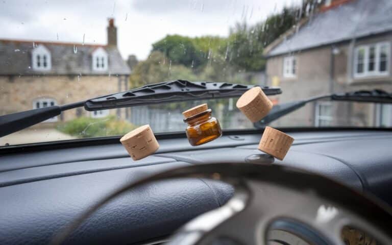 Dieser Flaschenverschluss, den Autofahrer in ihrem Auto aufbewahren, verhindert zwei Ärgernisse, die Ihnen das Leben schwer machen.