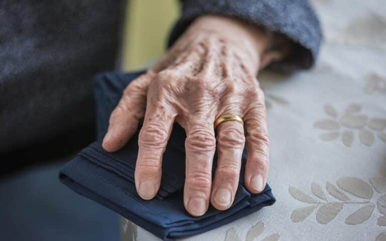 Mit 103 Jahren enthüllt dieser Arzt die 6 am besten gehüteten Geheimnisse, um ein gesundes Jahrhundertleben zu führen