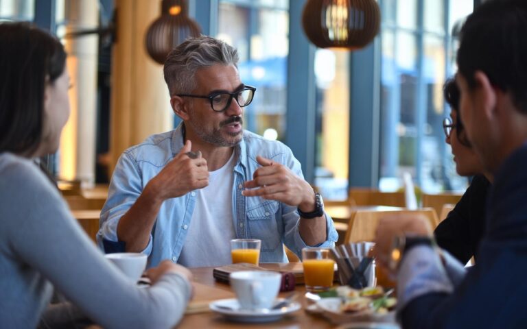 Psychologen beobachten es überall: Selbstbezogene Menschen sprechen immer auf diese Weise, ohne es zu merken.